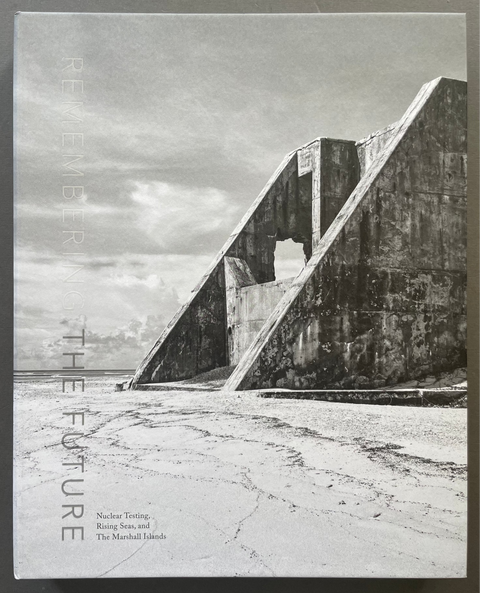 Front cover of Remembering the future by Mark Klett with a black and white image of a buliding on a beach.