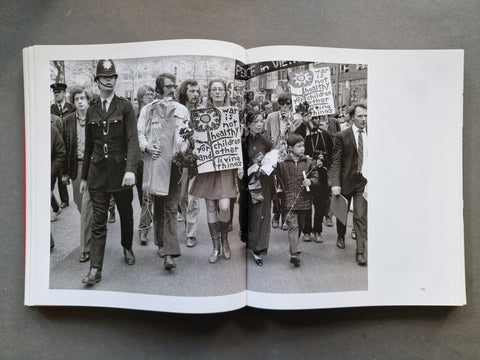 Strange and Familiar: Britain as Revealed by International Photographers - Setanta Books