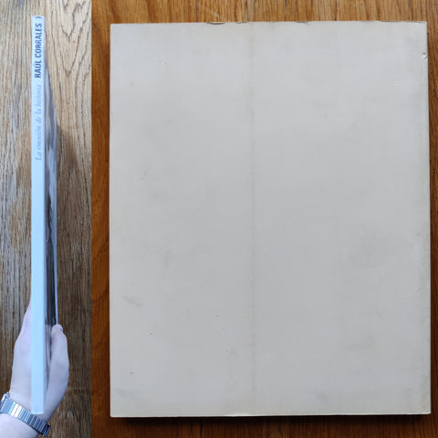 The photography book cover of La emocion de la historia by Raul Corrales. In softcover white.