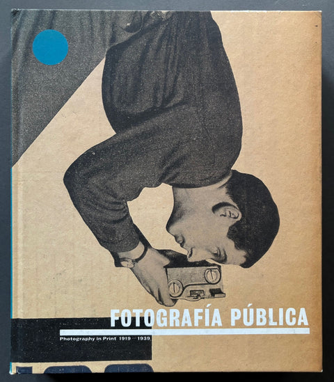 Book titled 'Fotografia Publica' by Horacio Fernandez with a beige cover featuring the image of a man holding a camera.