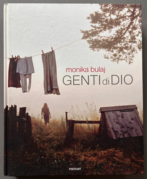 Book titled Genti di Dio by Monika Bulaj with a cover of a photograph of a garden with clothes on a washing line and a woman walking off into the distance.