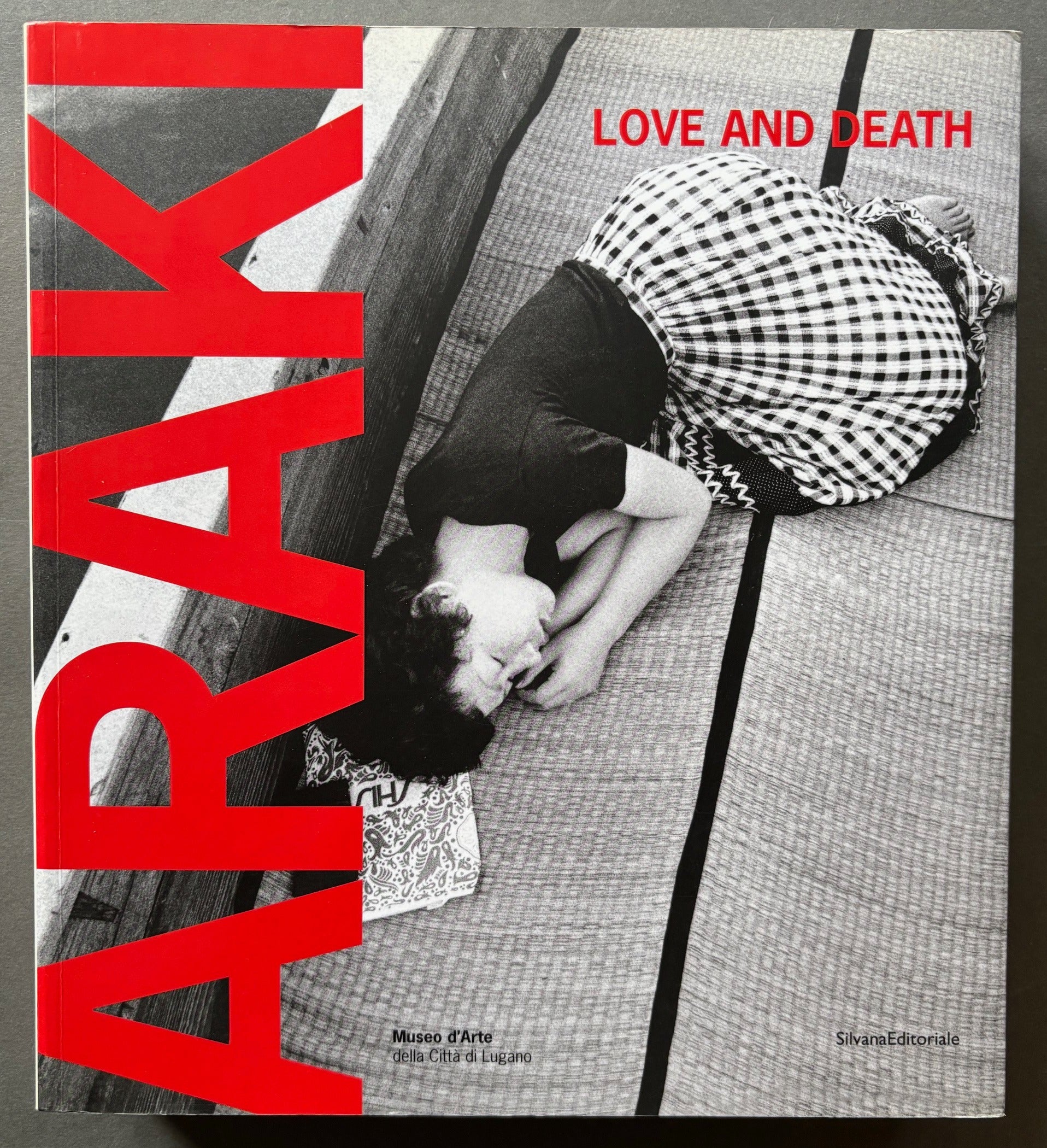 最安値級価格 Buy Love And Death by Nobuyoshi Araki – Setanta Books 洋書