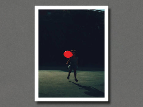 アート・デザイン・音楽 Christoper Anderson / Pia Buy Pia with balloon in Gràcia, Barcelona, 2016 by Christopher