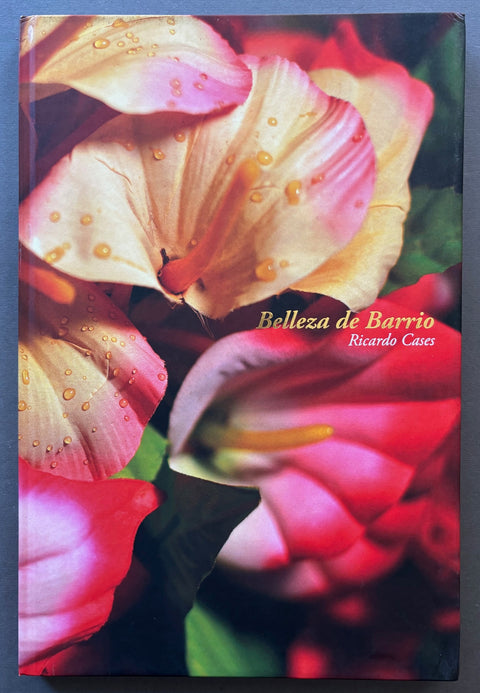 Book titled 'Belleza de Barrio' by Ricardo Cases with a floral cover.
