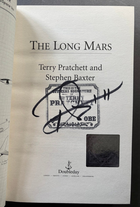 Book cover of 'The Long Mars' by Terry Pratchett and Stephen Baxter with a signature on a white background.