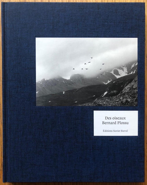 The photobook cover of Des Oiseaux by Bernard Plossu. Hardback in navy.