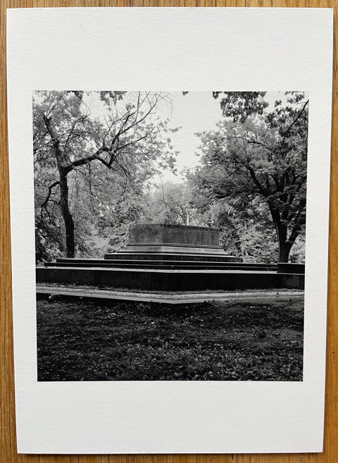 Monument (One Picture Books) - Setanta Books